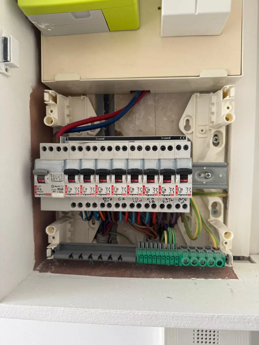 Câblage d'un tableau électrique en cours